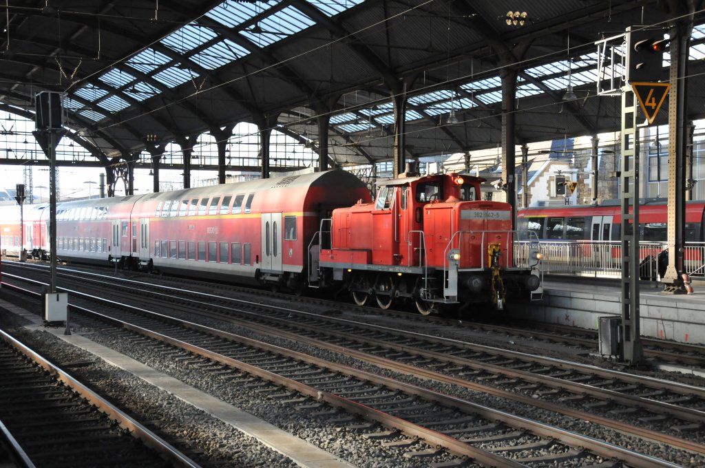 362 942-5 berbringt ein paar Dostowagen nach Aachen Rothe Erde. Hier aufgenommen am 29/01/2011 bei der Durchfahrt im Aachener Hbf.
