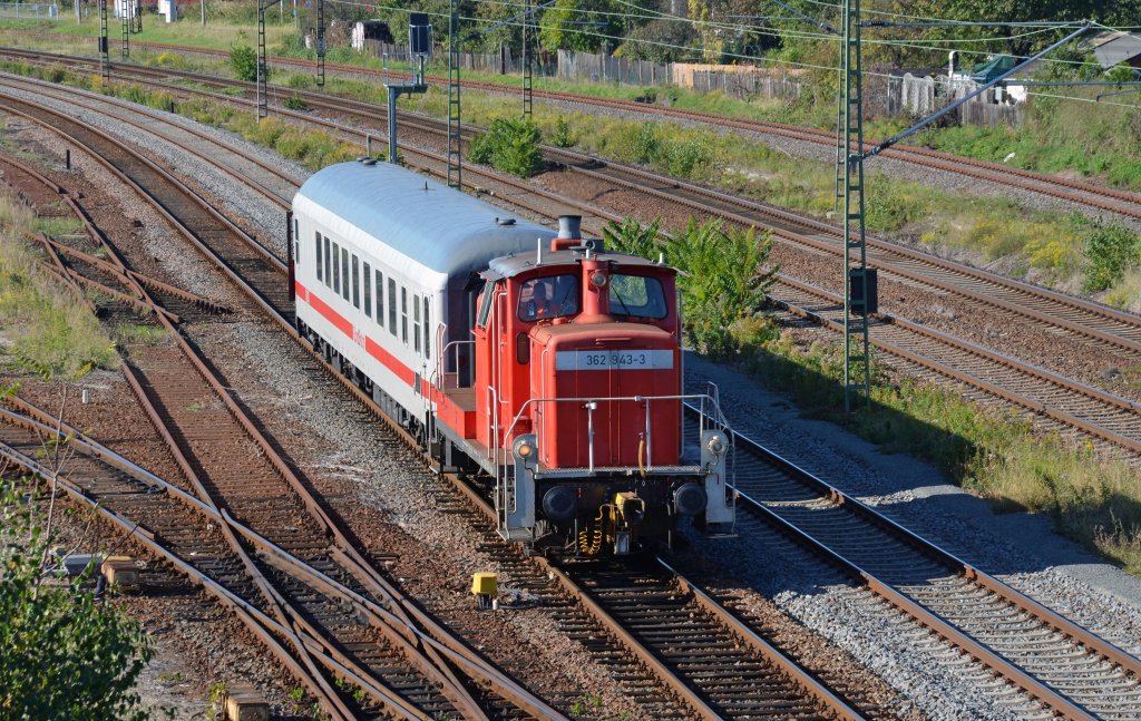 362 943 rangierte am 15.10.11 einen IC-Bordbistrowagen in die Abstellanlage Leipzig Sd. Fotografiert in der Nhe des Hp. Leipzig Ost.