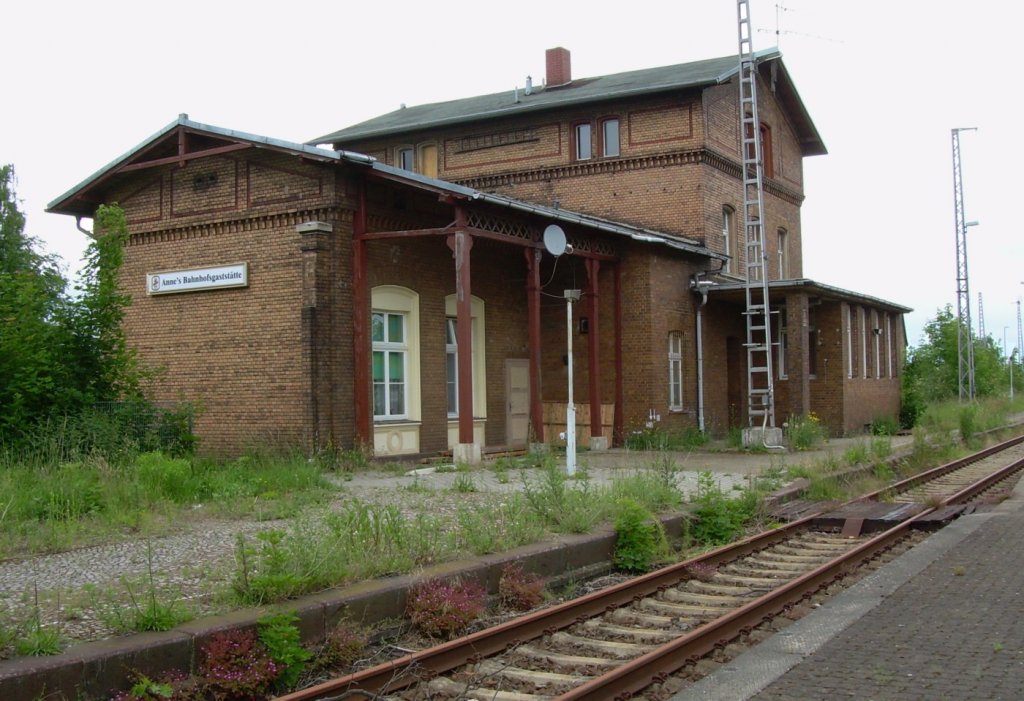 3.6.2007 Lindau, Sachsen Anhalt. Kanonenbahn / Berlin - Blankenheimer bzw. Wetzlarer Bahn. Empangsgebude. Die strengen bb-Kriterien (abgeschnittene Maste etc.) waren mir damals noch nicht bekannt.