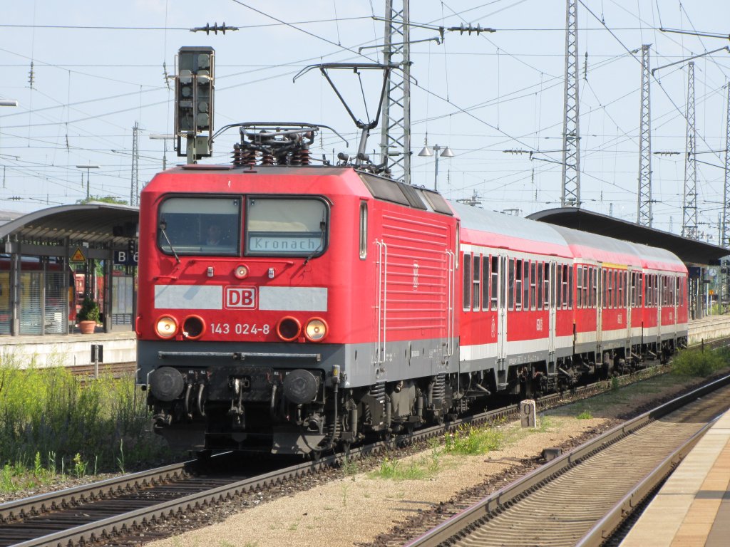 3.6.2011 16:00 DB AG 143 024-8 mit einer n-Wagengarnitur bestehend aus zwei n-Wagen und einem Karlsruher Steuerwagen als RB nach Kronach bei der Ausfahrt aus dem Bahnhof Bamberg.

