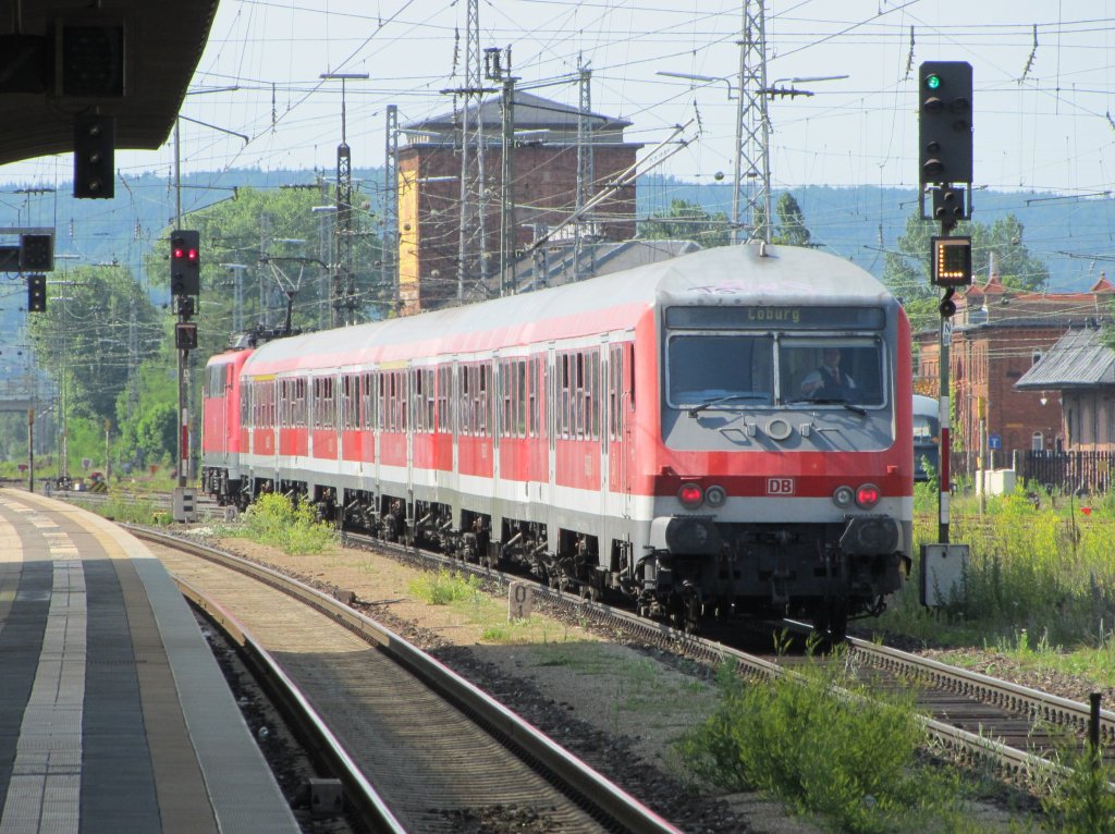 3.6.2011 16:12 Ein Wittenberger Steuerwagen am Ende eines RE aus Nrnberg Hbf nach Coburg wird von Baureihe 111 174-9 aus dem Bahnhof Bamberg gezogen.