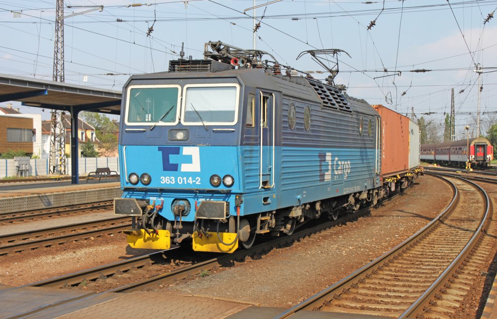 363 014-2 ČD Cargo mit einem Containerzug durchfhrt Hauptbahnhof in Bratislava/Preburg; 27.07.2012