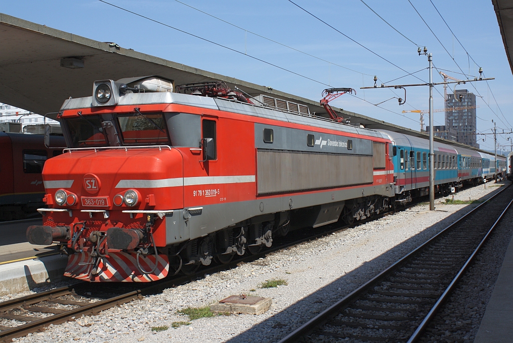 363-019 mit dem EC 483 nach Rijeka am 15.August 2012 im Bf. Ljubljana.