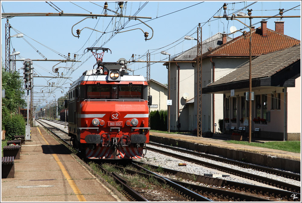 363 022 fhrt als Lokzug durch den Bahnhof Rače. 
11.8.2011