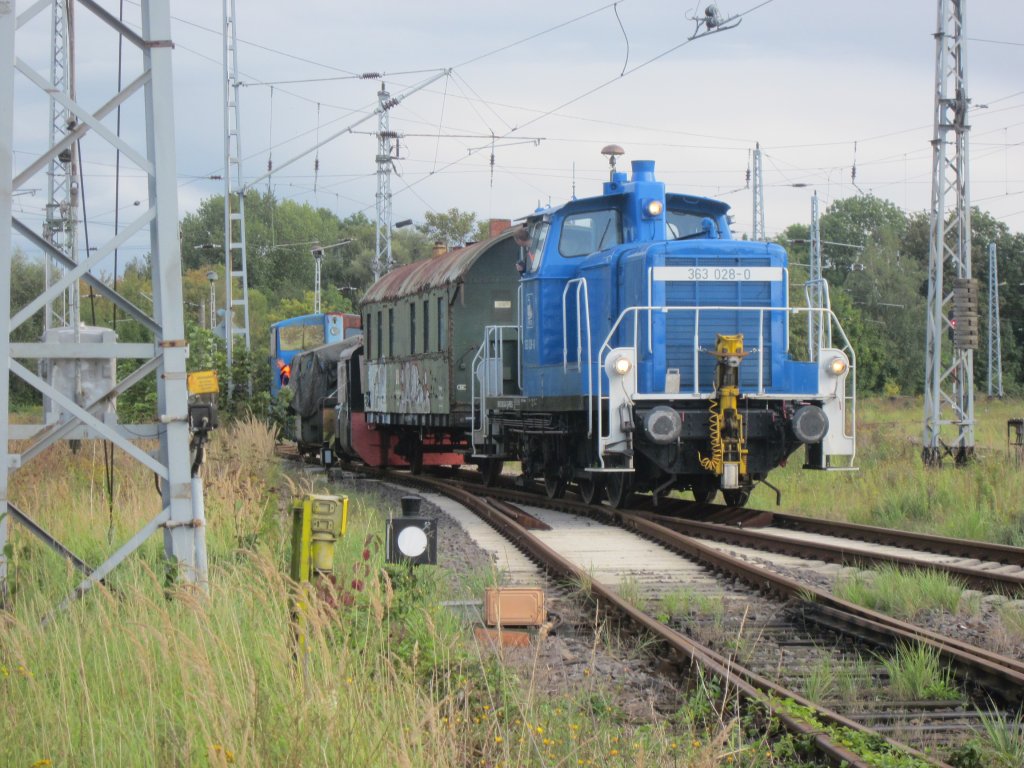 363 028 beim berfhren unsere(Eisenbahnfreunde Wismar ) Fahrzeuge in Wismar am 8.9.11