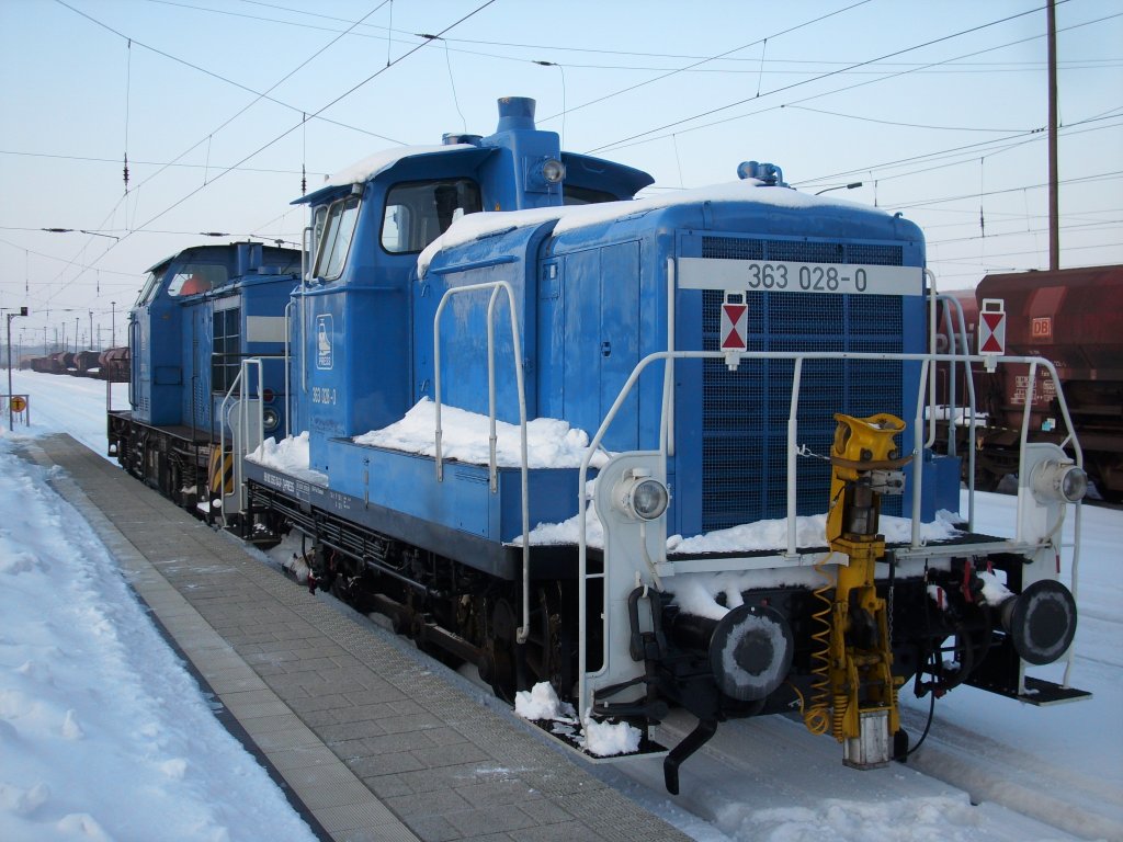 363 028 wurde,am 06.Februar 2010,von 204 011 abgeschleppt.Hier warteten beide Loks nach der Ankunft aus Putbus in Bergen/Rgen auf Ausfahrt.