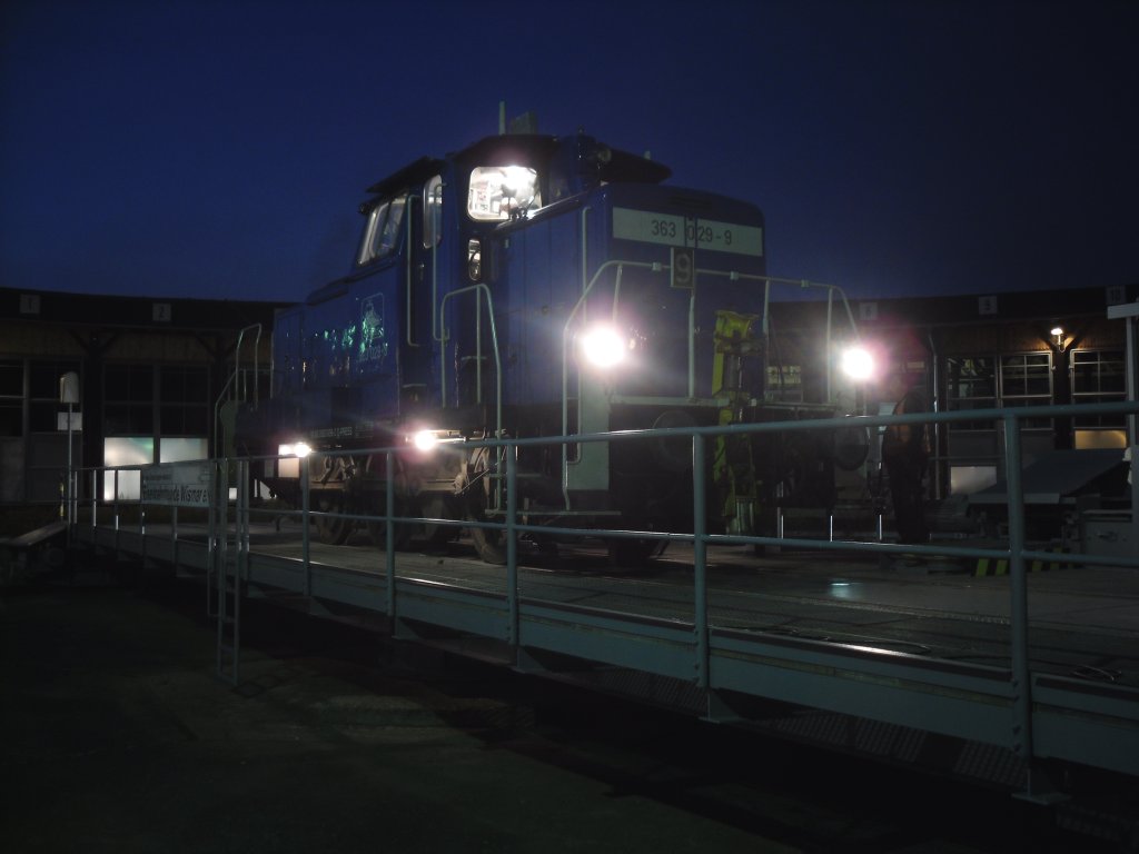 363 029 auf der Drehscheibe in Bw Wismar(Eisenbahnfreunde Wismar) am 13.10.2010