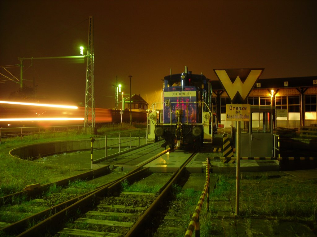 363 029 auf der Drehscheibe des Bw Wismar(Eisenbahnfreunde Wismar)und vorbei fhrt eine V 90 am 7.10.2010