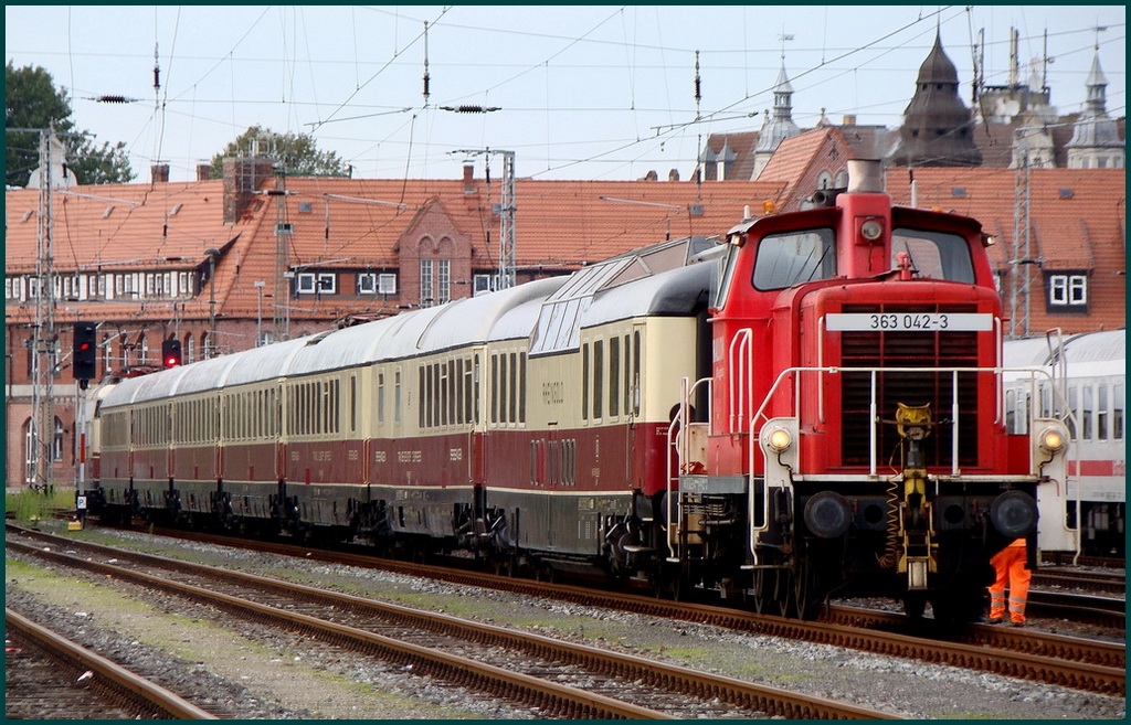 363 042-3 darf den  Rheingold  rangieren.   Stralsund am 19.09.10 