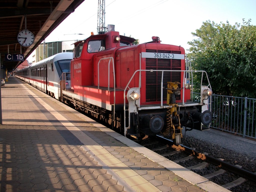 363 042 am 31.Juli 2010 beim Abholen eines Leerparkes vom Bahnsteig in Stralsund.