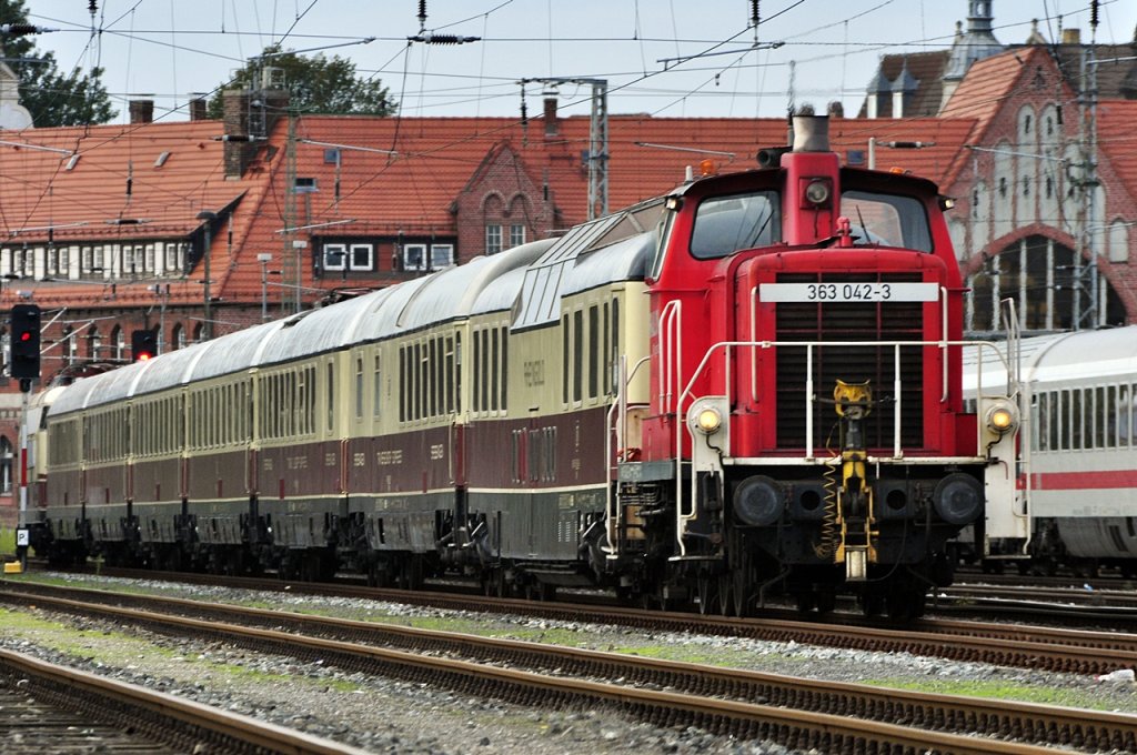 363 042 hat im Bf Stralsund den Rheingold aufgenommen und ist bereit zum umsetzen am 19.09.2010
