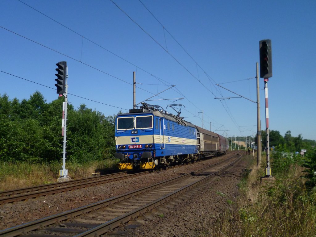 363 044-9 zusehen am 02.08.13 mit einem kurzen Zug in Trnice gen Cheb.