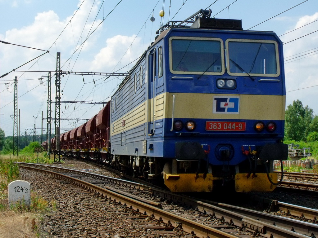 363-044 am 05.07.2010 bei Einfahrt in Chomutov