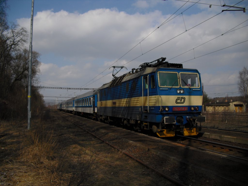 363 054-8 fhrt am 27.03.11 durch Citice Richtung Cheb.