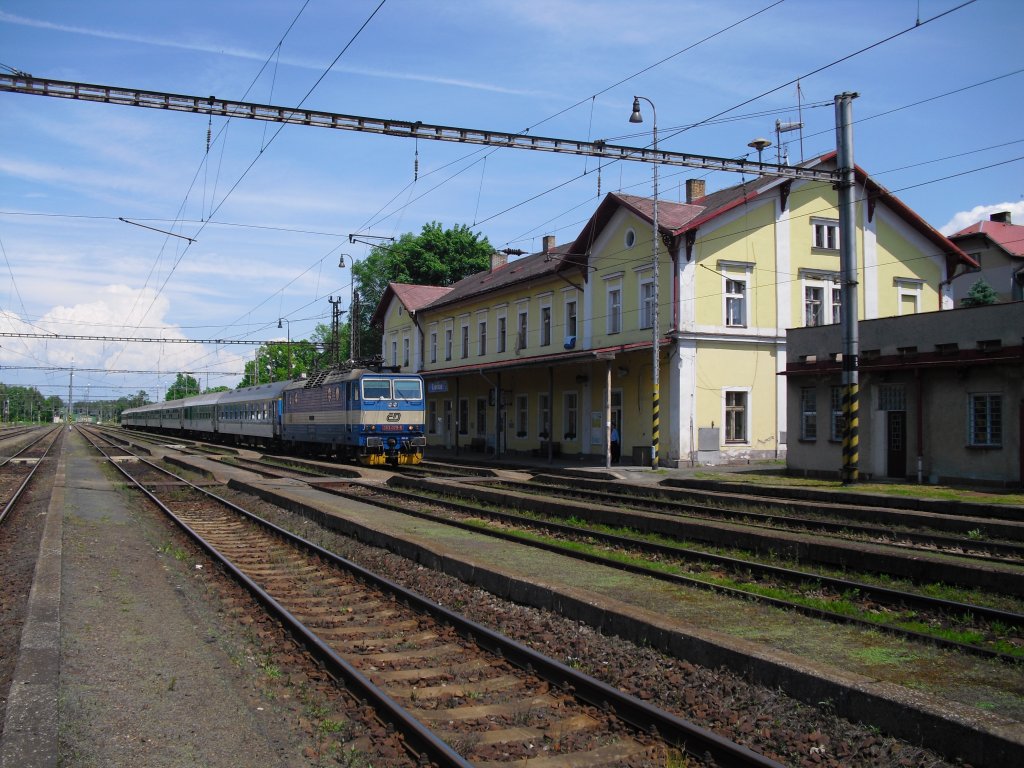 363 079-5 mit einem Personenzug, bei der Durchfahrt im Bahnhof Cheb Trsnice. Aufgenommen am 09.06.10. von einem der Bahnsteige zwischen den Gleisen. Es gibt dort keine Unterfhrung. Man muss ber die Gleise (wie man vor der Lok gut sehen kann) Bahnhof ist auch vom Bahnpersonal besetzt.

