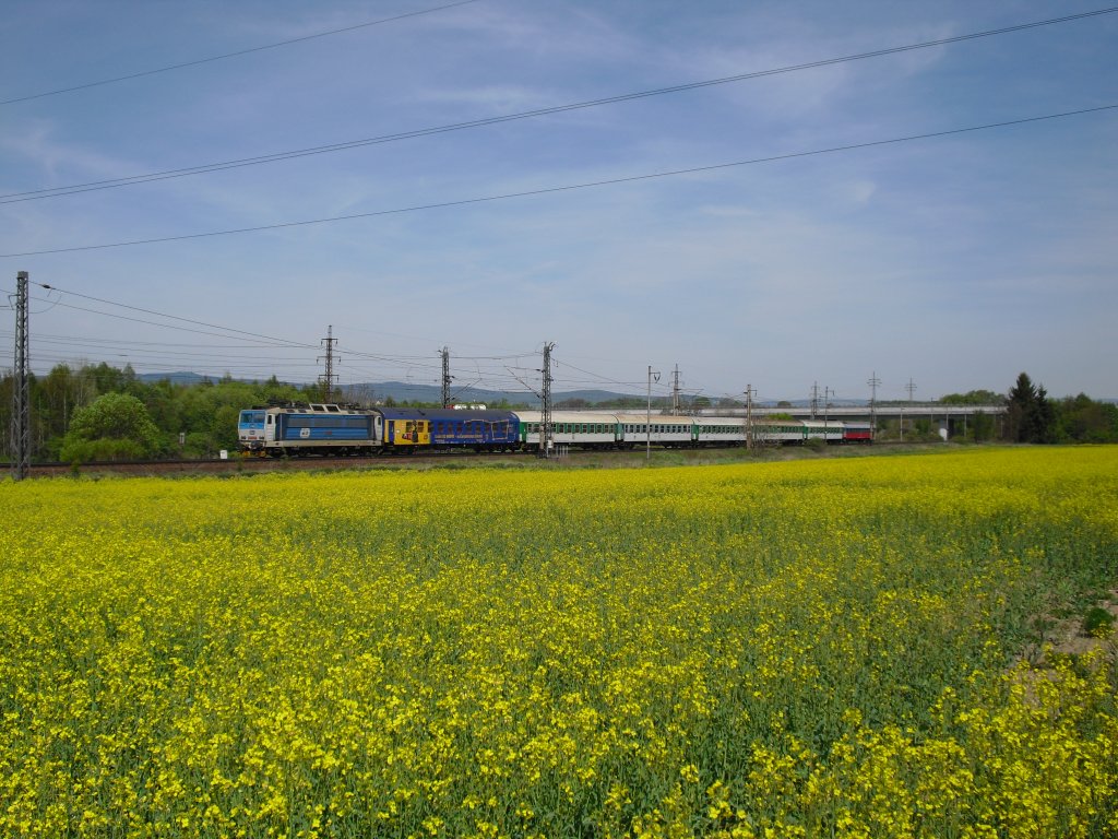 363 083-7 ist von Prag nach Cheb unterwegs, hier am 10.05.11 in Hradiste kurz vor Cheb. Der Stromabnehmer ist gesenkt, weil oberhalb vermutlich die Stromeinspeisung ist.
