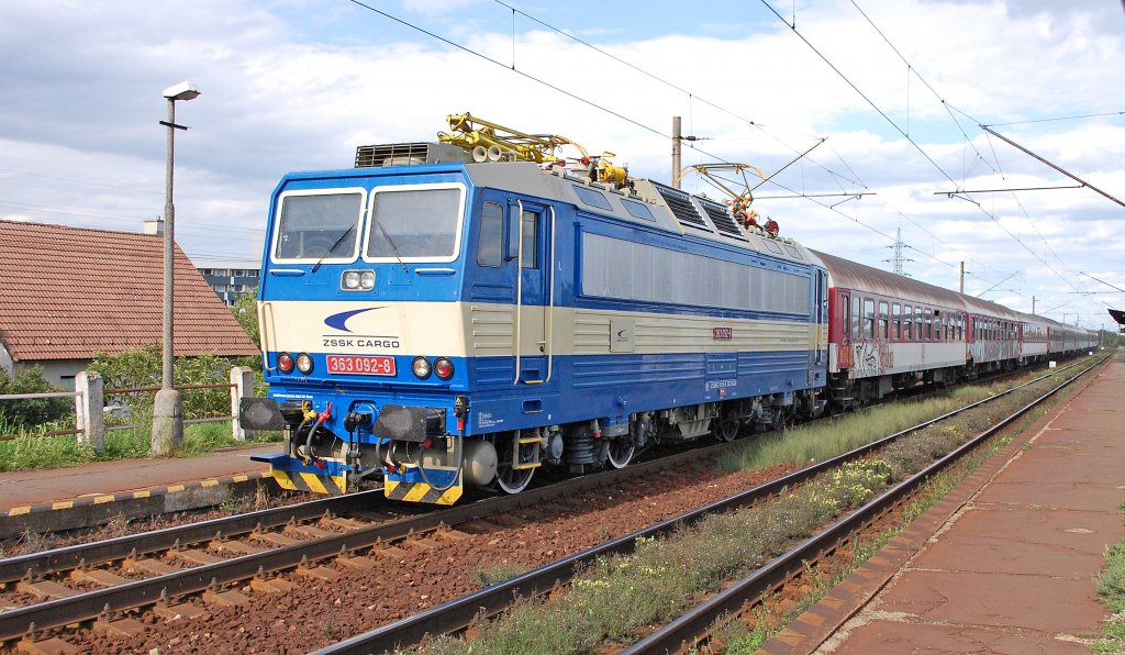 363 093-8 ∙ Cargo-Lok vor Fernzug R 606 „Liptov“ („Region Liptau“) Koice/Kaschau – ilina/Sillein – Bratislava hl. st./Preburg Hbf. im Bahnhof Bratislava-Vinohrady/Preburg-Weinberge; 07.08.2012  