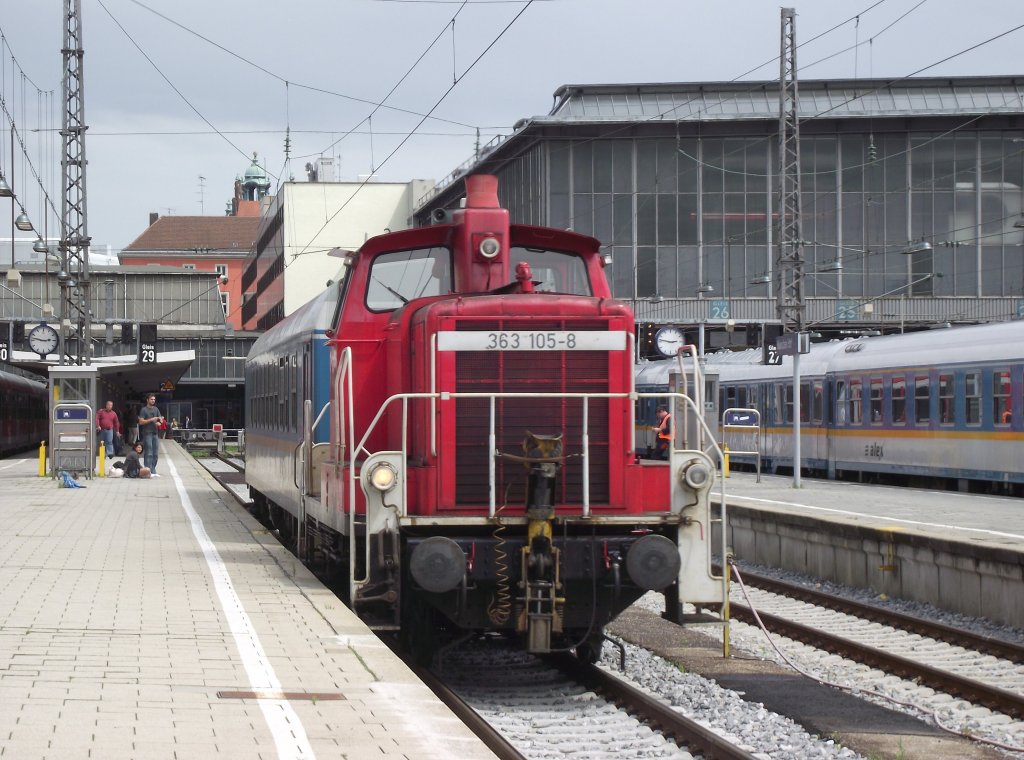 363 105-8 rangiert am 24. Juni 2011 einen Wagen des Alex im Mnchener Hbf.
