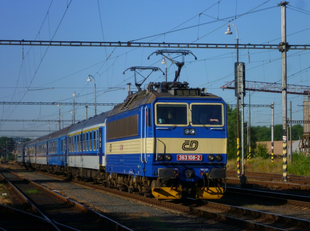 363 108-2 mit einem (R) beim kurzen Halt in Trnice am 02.08.13.