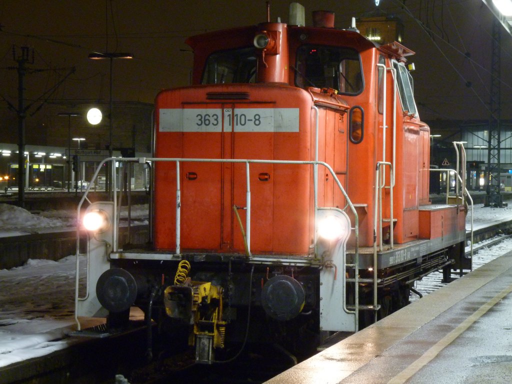 363 110 am 2.1.11 beim Rangieren im Hbf Stuttgart. 