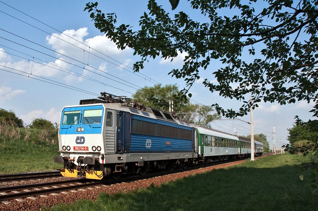 363 114 mit Zug 4218 kurz vor Breclav. Ende der Serie aus Tschechien, vom 23.04.2011.
