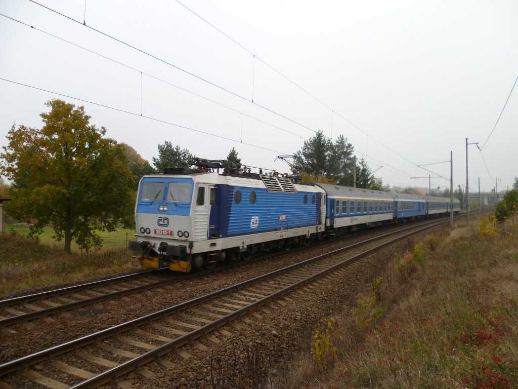 363 115-7 hier am 20.10.12 bei der Durchfahrt in Jindrichov, Richtung Prag.