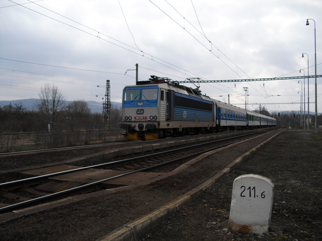 363 115-7 kommt am 27.03.11 von Cheb fhrt Richtung Sokolov, hier bei der Durchfahrt in Citice.