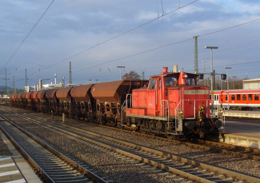 363 117-3 steht mit einem Kohlezug am 02.12.2011 in Kaiserslautern