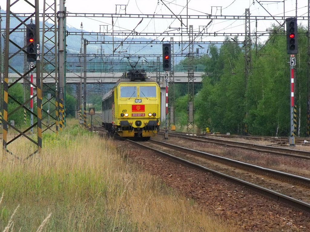 363-127 mit Os bei Einfahrt in Kadan am 05.07.2010 