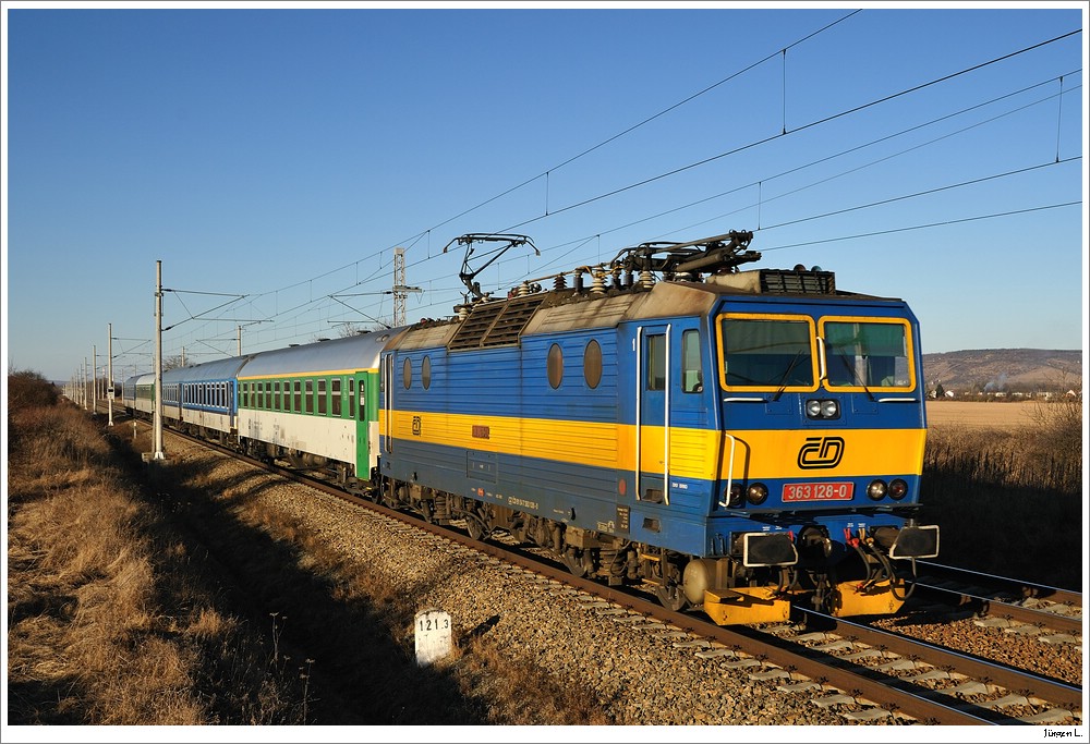 363 128 mit dem IC571 bei Vranovice; 12.2.2011