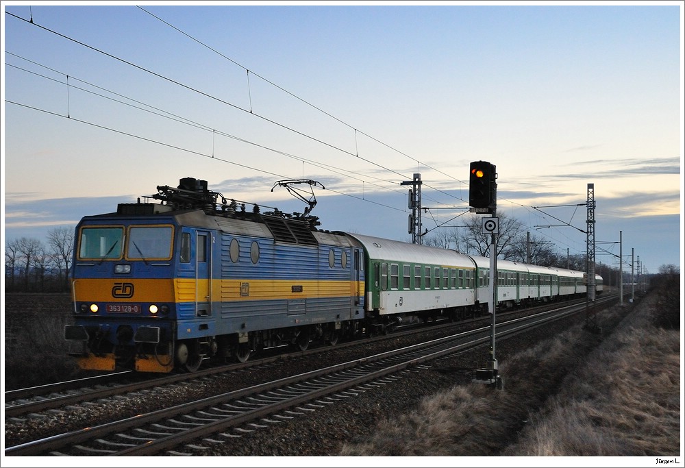 363 128 mit dem R810 bei Vojkovice nad Svratkou; 12.2.2011