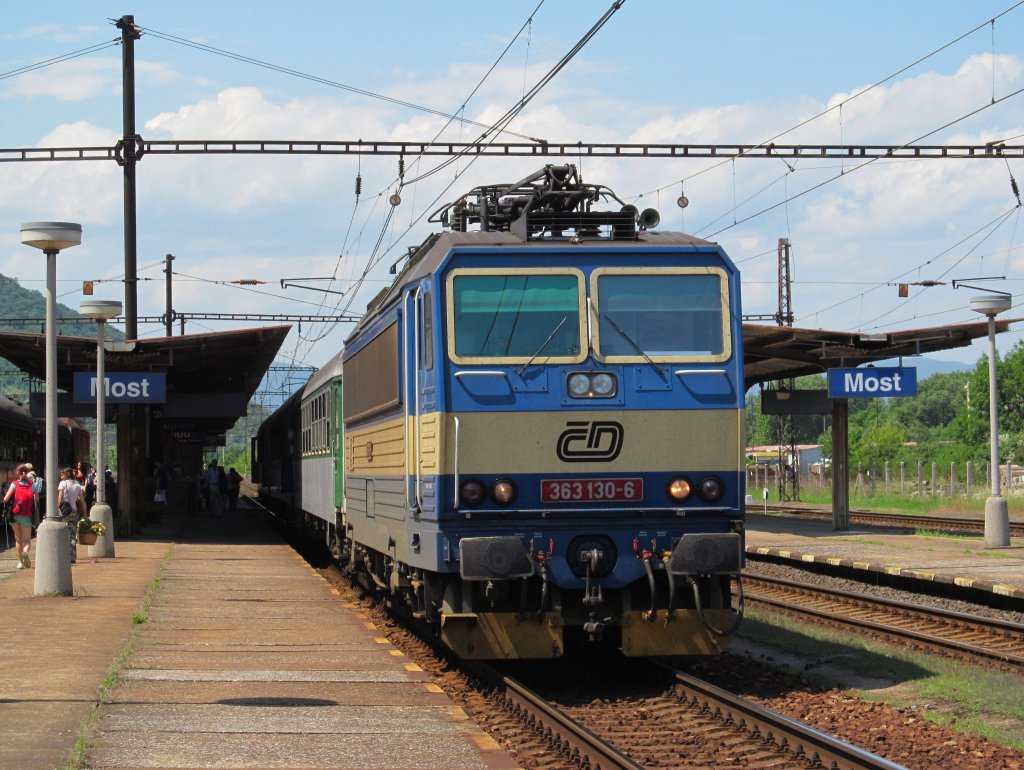 363 130-6 steht am 16. Juni 2012 mit einem R nach Prag im Bahnhof Most.