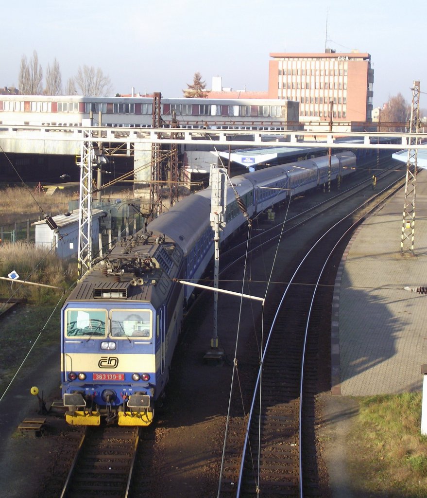 363 130-6 verlsst am 16. November 2011 mit dem R 761 nach Prag den Bahnhof Cheb.