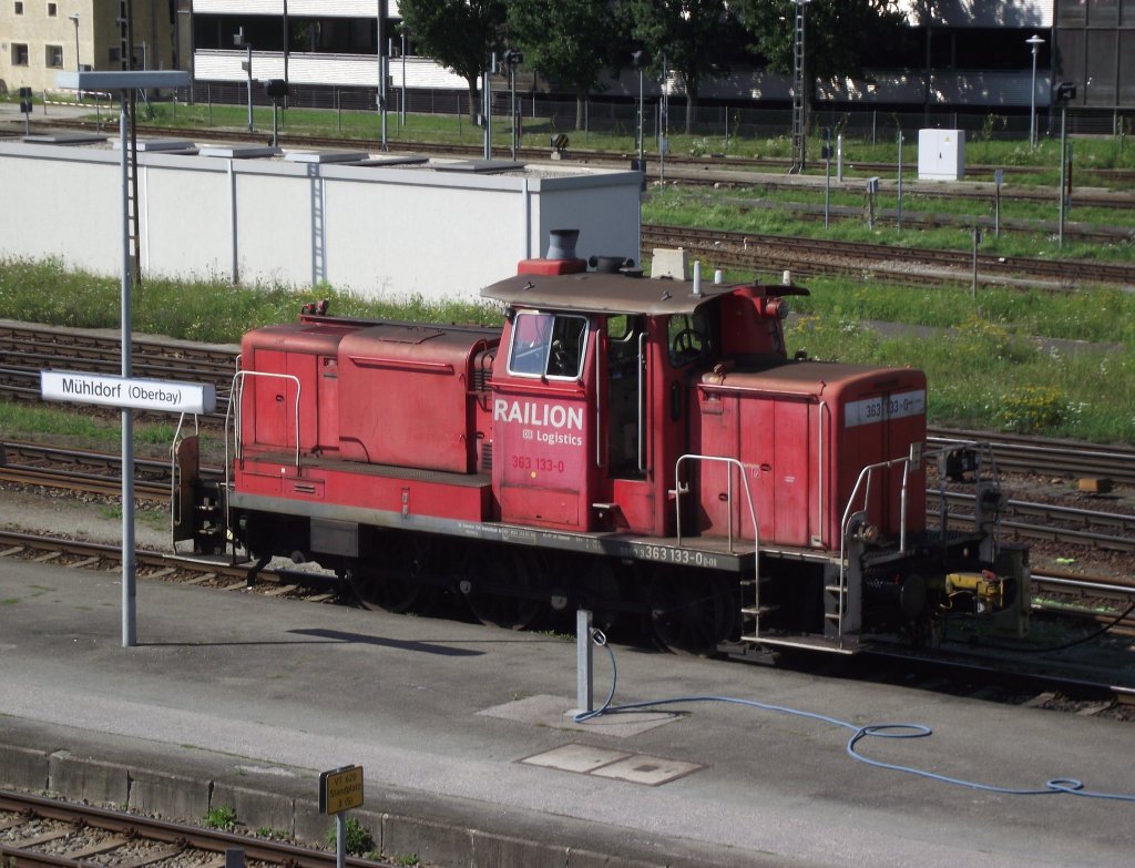 363 133-0 rangiert am 17. August 2011 im Mhldorfer Bahnhof.