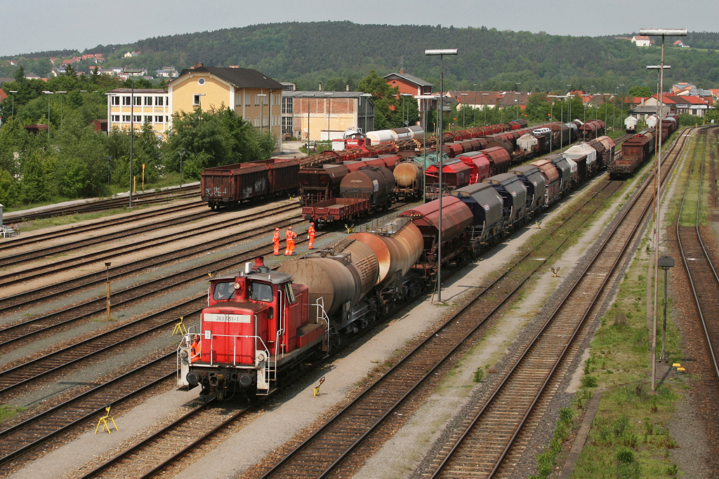 363 151 beim Rangieren am 25.05.2010 in Schwandorf.