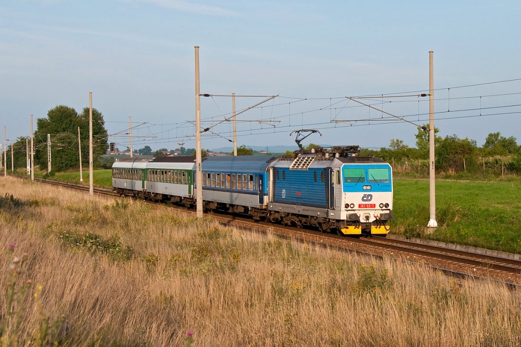 363 160 ist mit Zug 4220 im schnen Abendlicht von Prerov nach Breclav unterwegs. Die Aufnahme entstand am 03.08.2011 wenige Kilometer vom Zugendbahnhof entfernt.