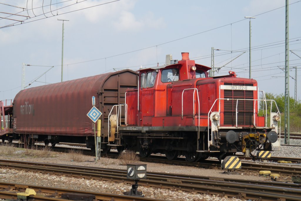 363 172 rangiert ein paar Gterwagen im Mannheimer Gterwagenwerk. (4.4.12)