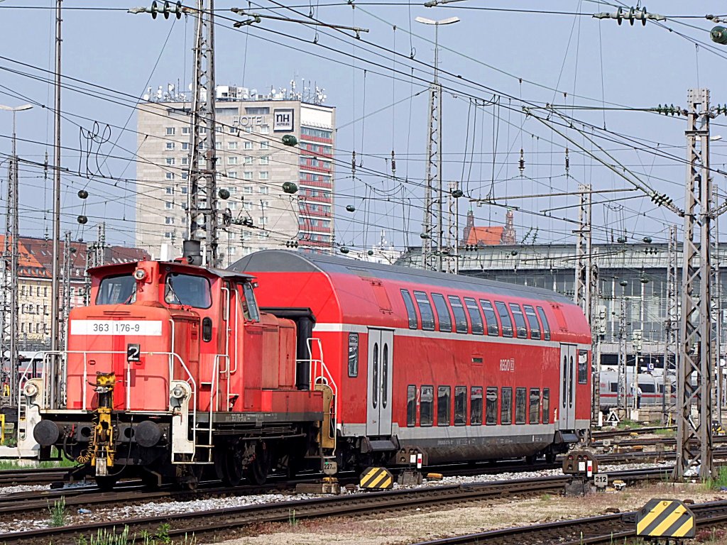 363 176-9 fhrt smtliche Verschubarbeiten mit dem Doppelstockwagen durch;110513