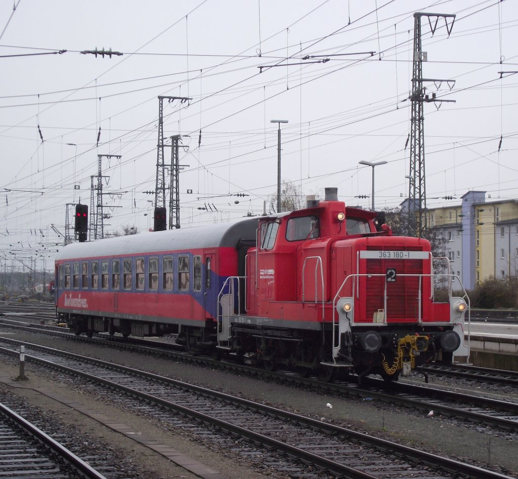 363 180-1 vom BTE rangiert am 11. April 2012 mit einem BTE-Wagen im Nrnberger Hbf.