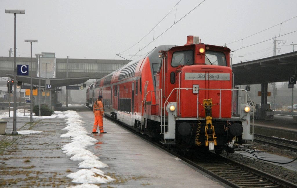 363 185 stellt am 06.01.11 eine Regiogarnitur in Emden Hbf bereit.
