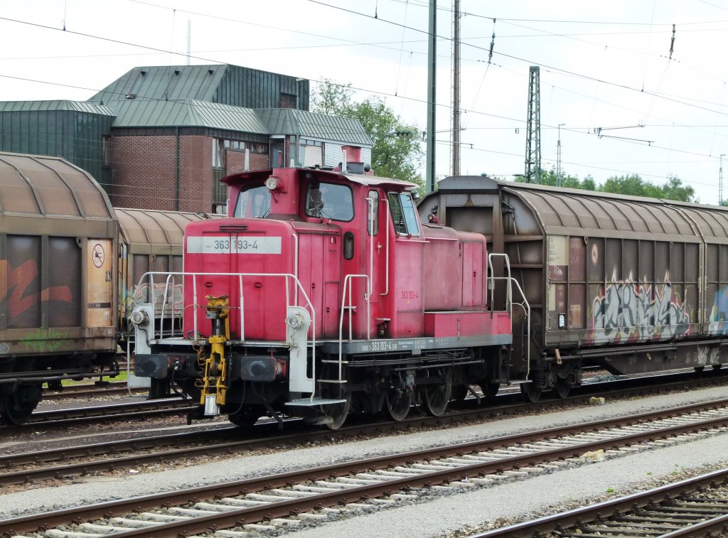 363 193 (V60) steht im Bahnhof Crailsheim. Sie kam vor kurzer Zeit mit der bergabe aus hringen. Das Bild entstand am 27.7.2011 vom Bahnsteig 3/4.