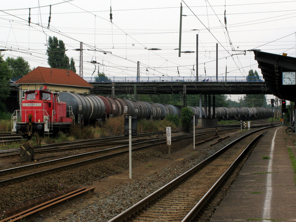 363 207-2 kommt mit uerst lustigen Lokpersonal am 09.08. aus dem Magdeburger Hafen mit einem Kesselzug in den Rbf Rothensee eingefahren. Gre an die Tf´s!!