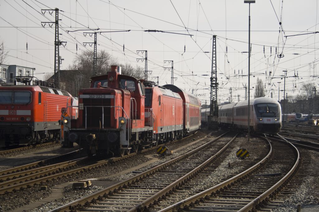 363-223-9 stellt am 21.03.2011 in Bremen HBF einen RE mit BR-146 und mehreren Doppelstockwagen zusammen.