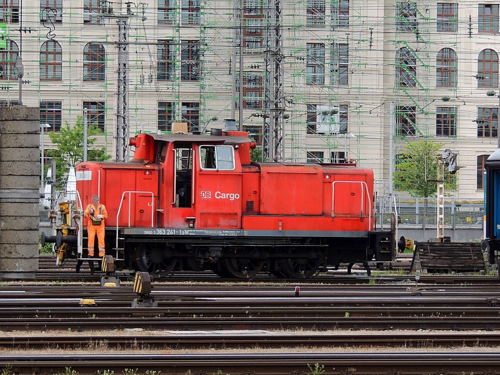 363 241-1 der DB-Cargo bei einer Rangierfahrt im Mnchener Hauptbahnhof; 130607