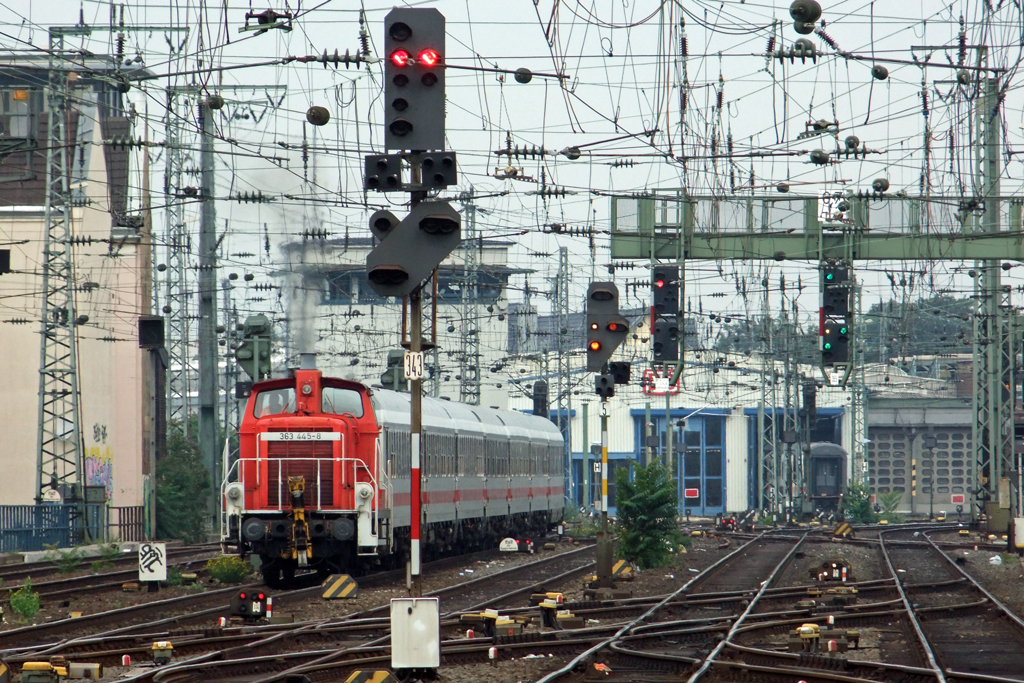 363 445-8 bei Rangierarbeiten auf dem Gleisvorfeld in Kln 19.9.2010