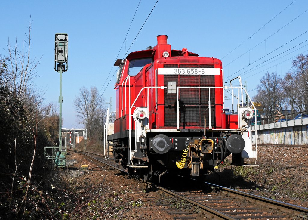 363 658 der MaK, Bj.1959, also schon ber 50 Jahre alt, macht immer noch gute Arbeit und eine gute Figur - am 2.03.2011 im Karlsruher Westen