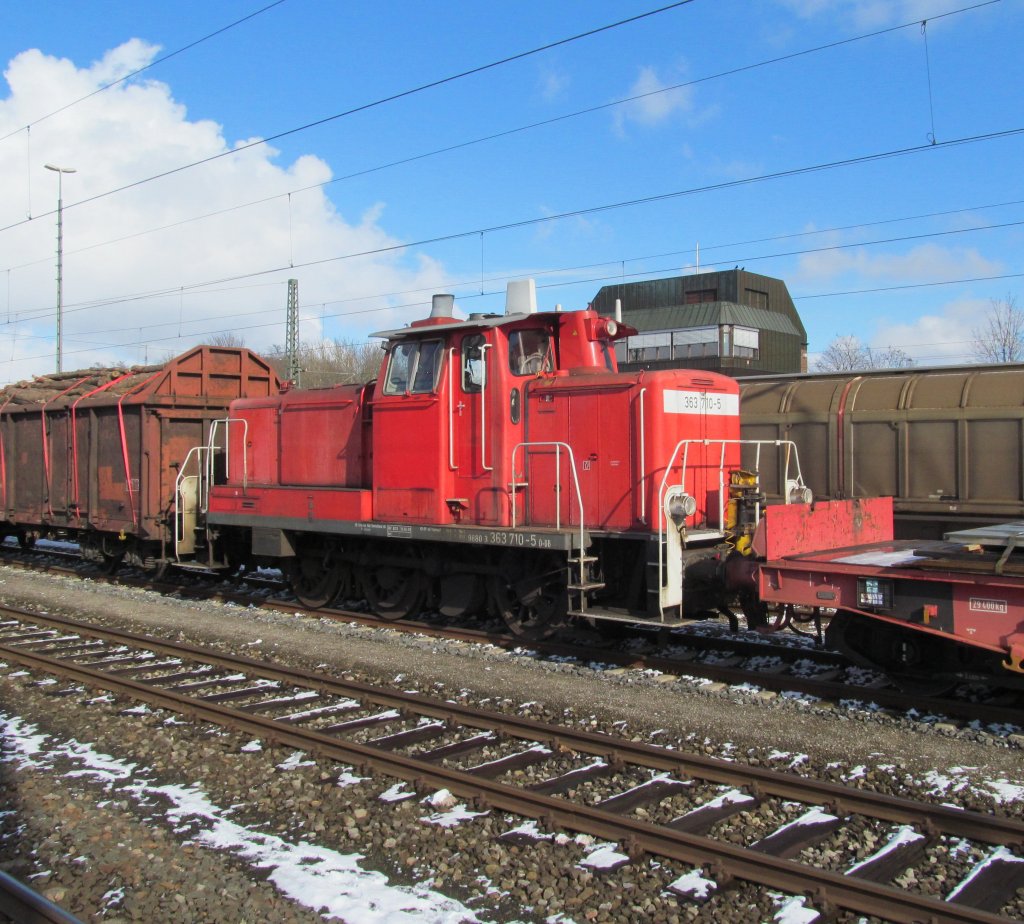 363 710-5 ist am 20. Februar 2013 in einem Gterzug in Crailsheim eingereiht.