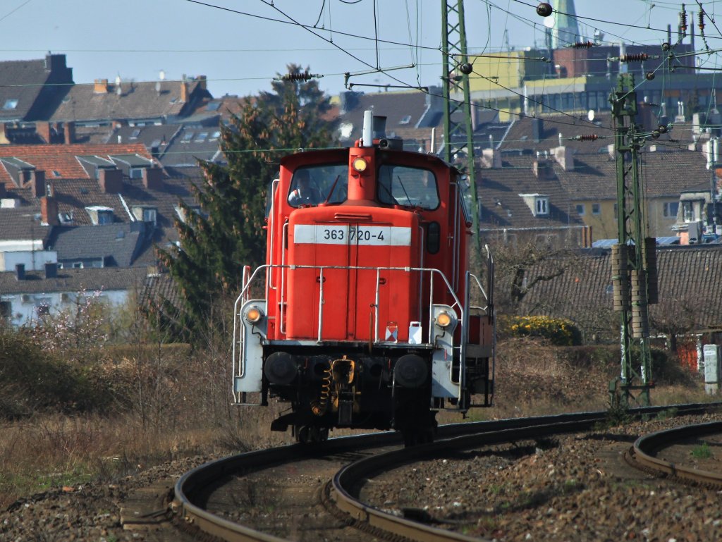 363 720-4 fhrt am 27.03.2012 auf der KBS 480 von Aachen Hbf kommend nach Aachen Rothe Erde, um dort eine Dosto-Garnitur fr das BW zu holen.