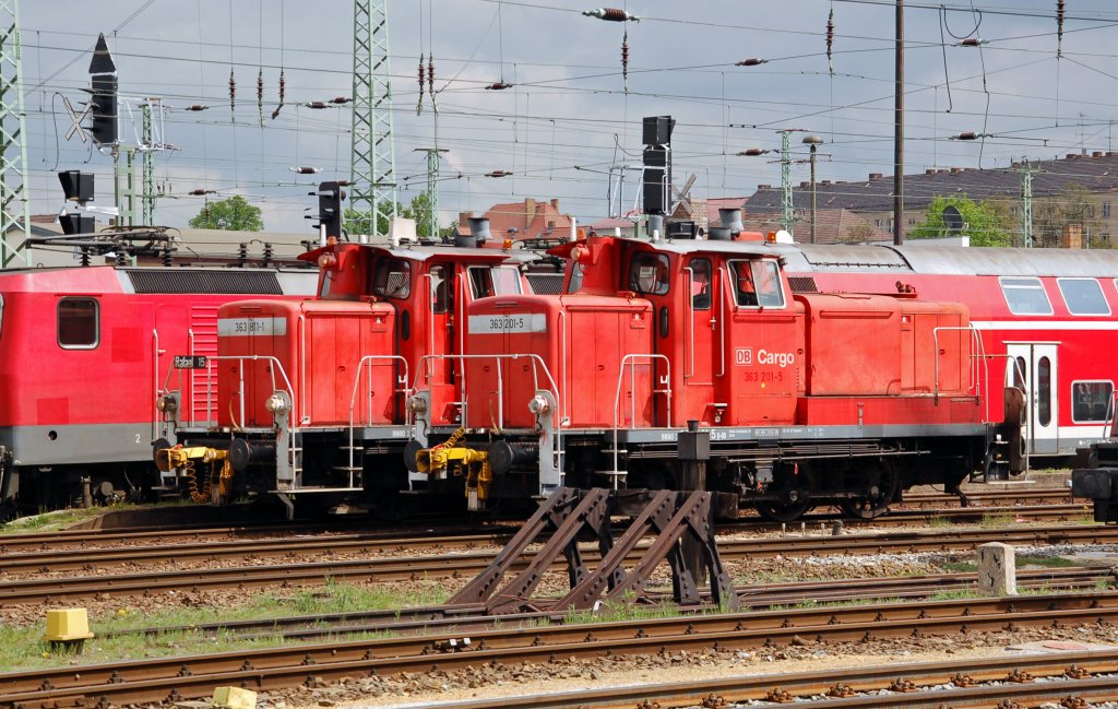 363 811 und 363 201 stehen am 08.05.10 in Cottbus.