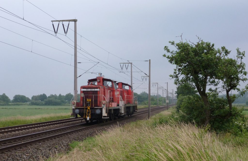 363 826-9 fuhr am 27.06.2012 zusammen mit der 294 605-1 richtung Leer, hier bei Veenhusen.